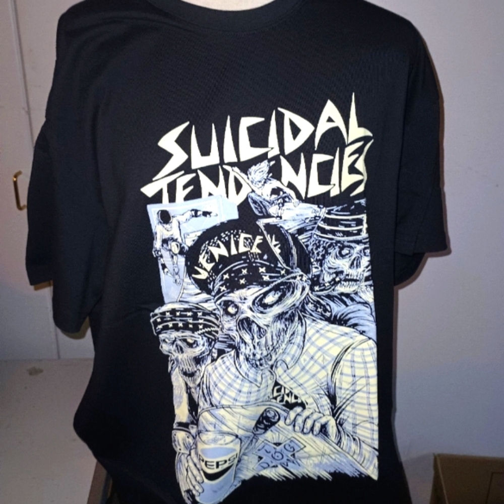 Gildan Black Graphic Tee with Bold Design